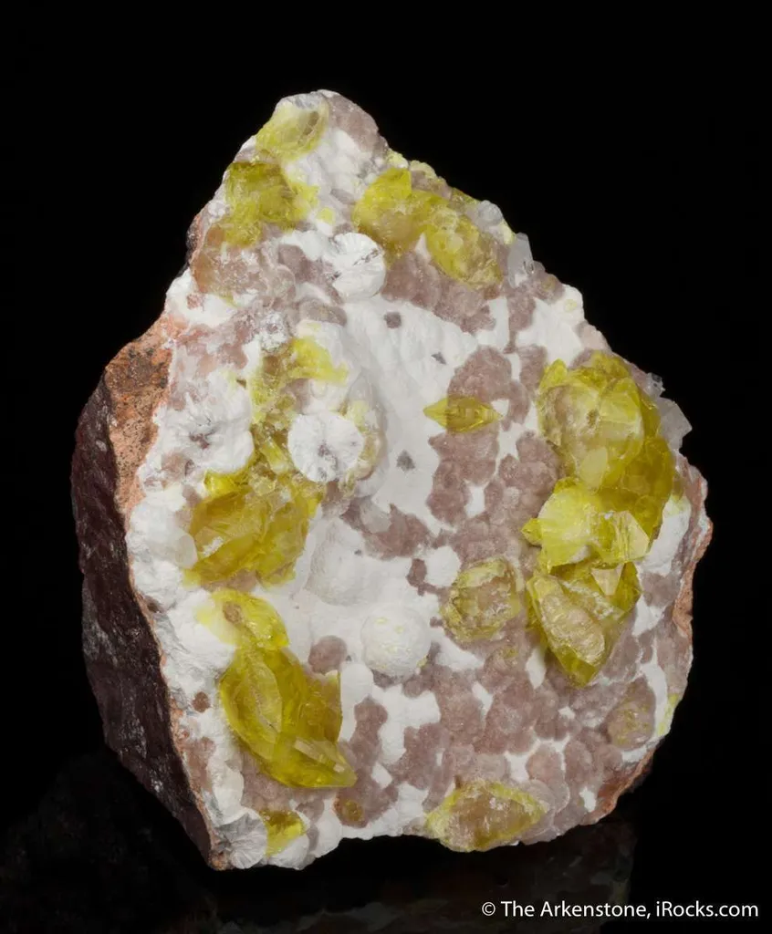 Jouravskite on Xonotlite with Bultfonteinite - image 4