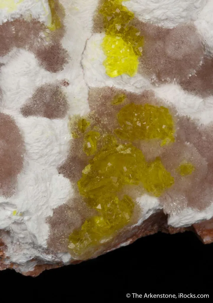 Jouravskite on Xonotlite with Bultfonteinite - image 2