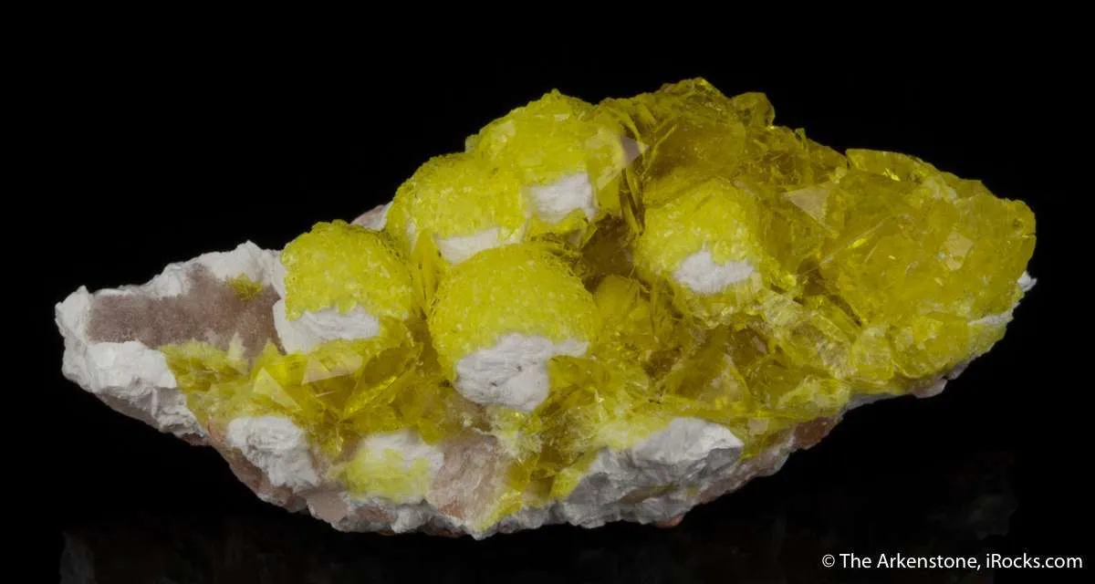 Jouravskite on Xonotlite with Bultfonteinite - image 4