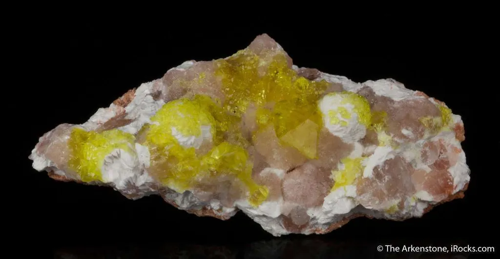 Jouravskite on Xonotlite with Bultfonteinite - image 2