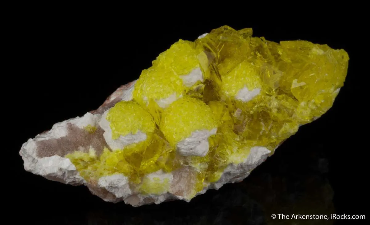 Jouravskite on Xonotlite with Bultfonteinite - image 5