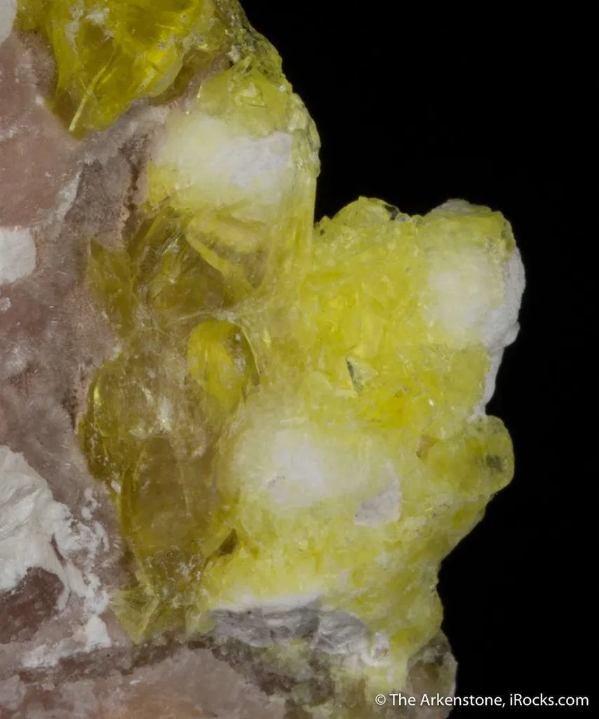 Jouravskite on Xonotlite with Bultfonteinite - image 3