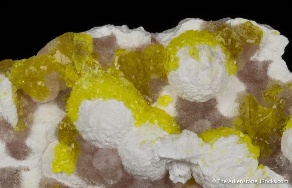 Jouravskite on Xonotlite with Bultfonteinite - image 6