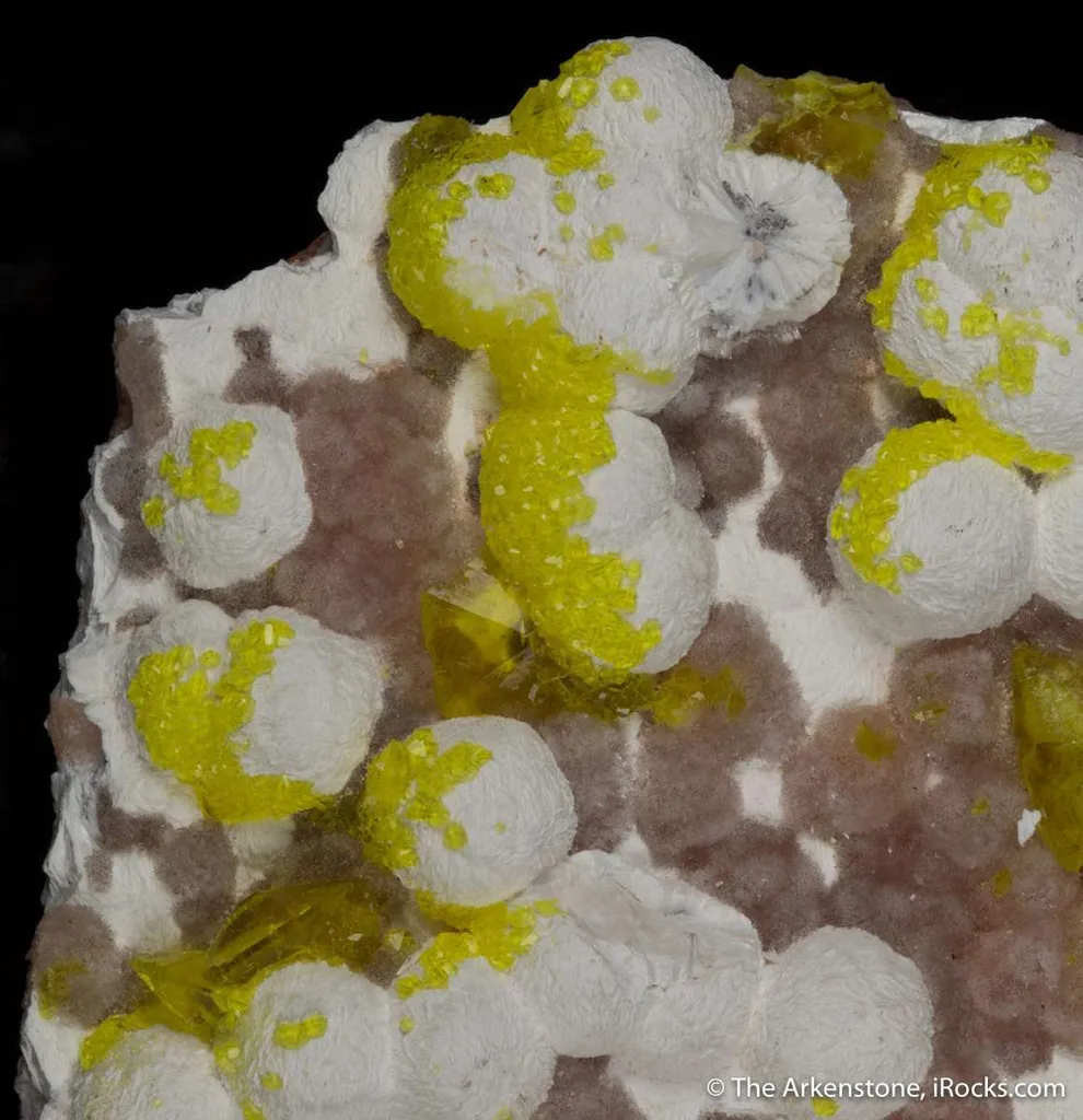Jouravskite on Xonotlite with Bultfonteinite - image 2