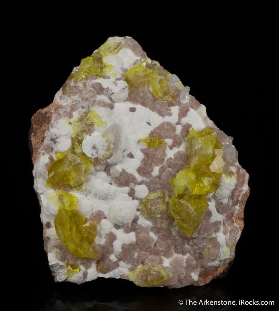 Jouravskite on Xonotlite with Bultfonteinite - image 2