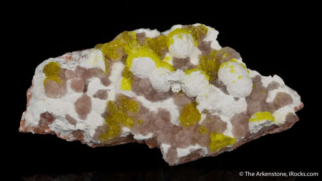 Jouravskite on Xonotlite with Bultfonteinite - image 3