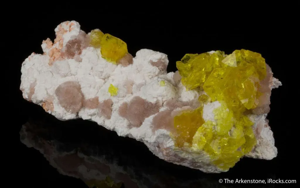 Jouravskite on Xonotlite with Bultfonteinite - image 3
