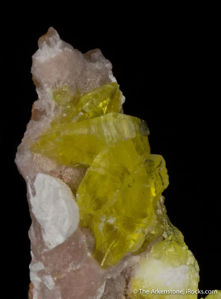 Jouravskite on Xonotlite with Bultfonteinite image