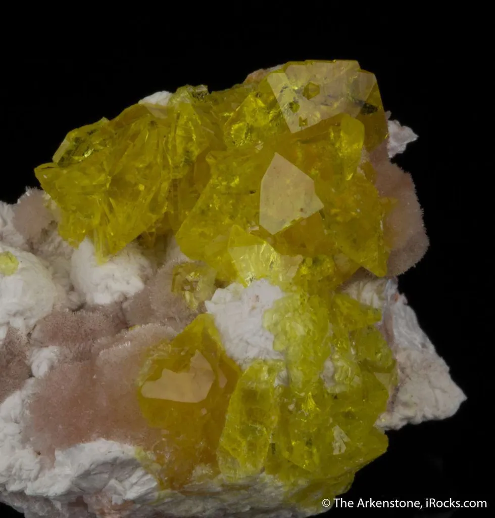 Jouravskite on Xonotlite with Bultfonteinite image