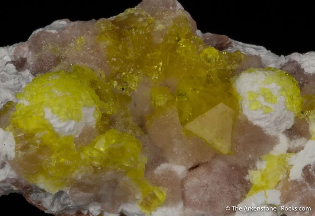 Jouravskite on Xonotlite with Bultfonteinite - image 3