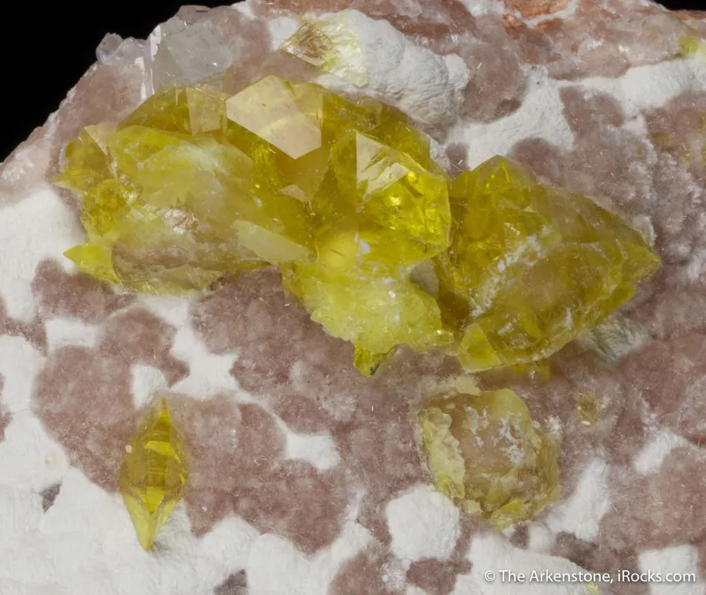 Jouravskite on Xonotlite with Bultfonteinite - image 5