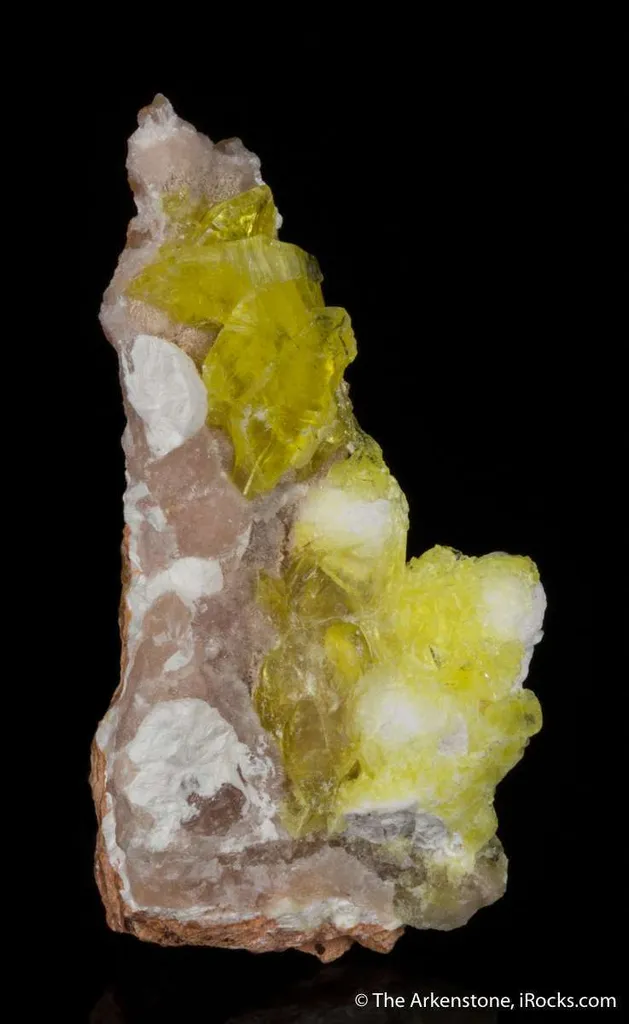Jouravskite on Xonotlite with Bultfonteinite - image 4