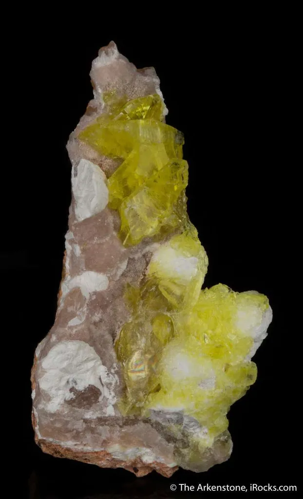 Jouravskite on Xonotlite with Bultfonteinite - image 2