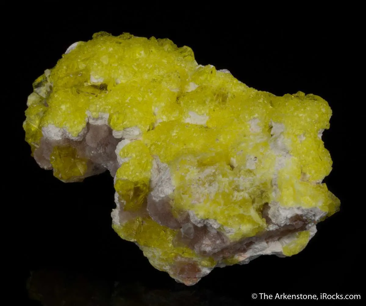 Jouravskite on Xonotlite with Bultfonteinite - image 4