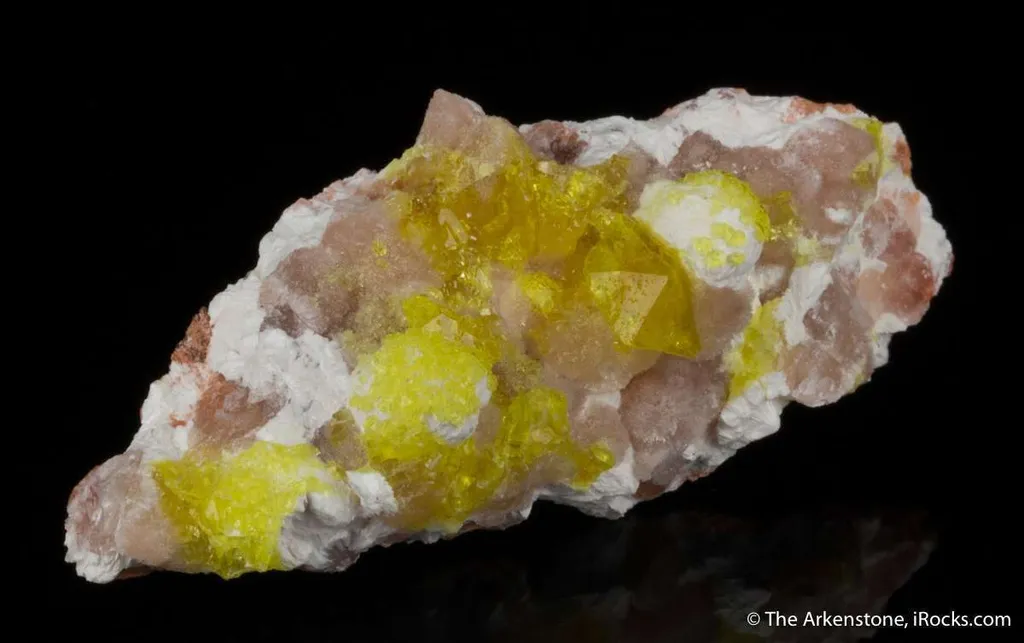 Jouravskite on Xonotlite with Bultfonteinite - image 4