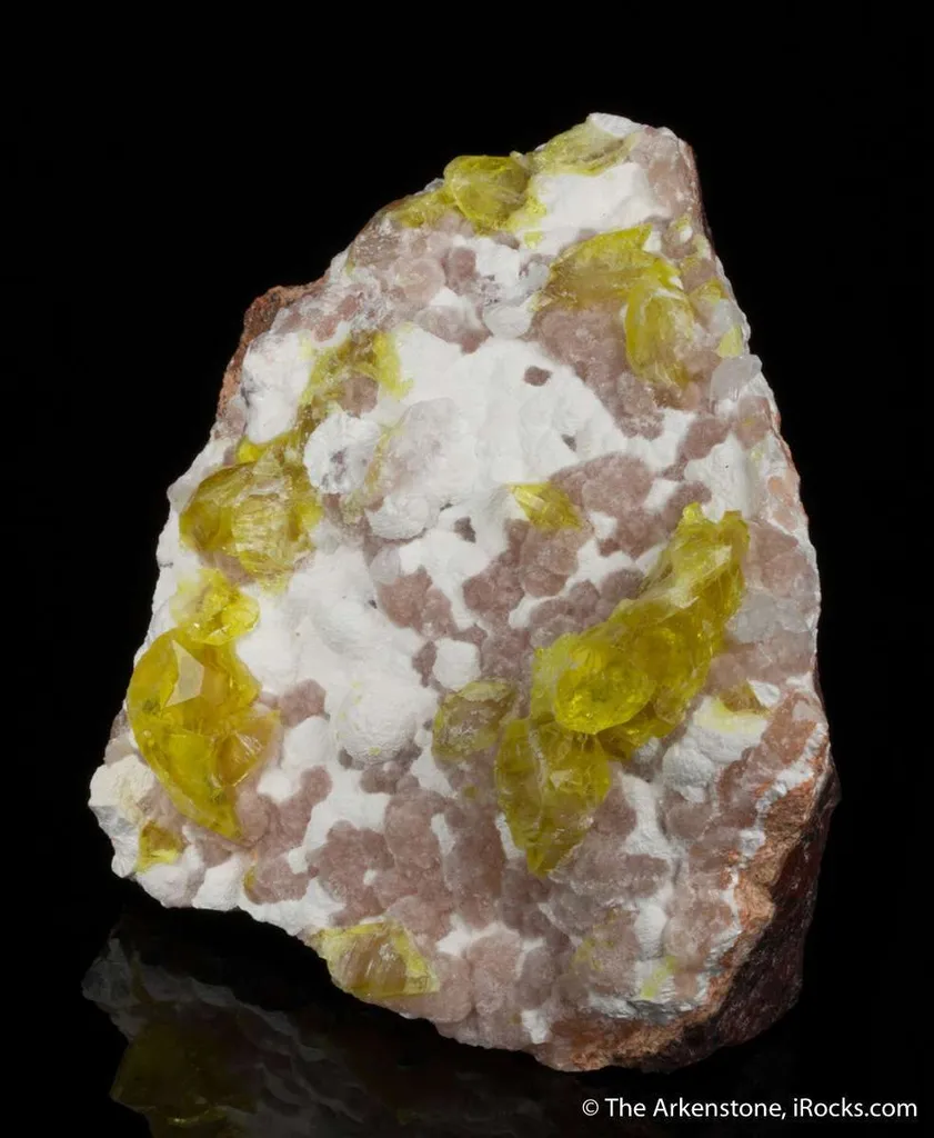 Jouravskite on Xonotlite with Bultfonteinite - image 3