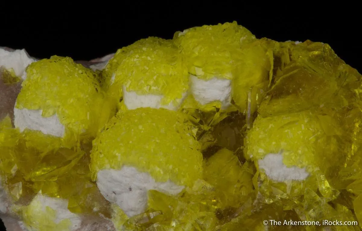 Jouravskite on Xonotlite with Bultfonteinite - image 1