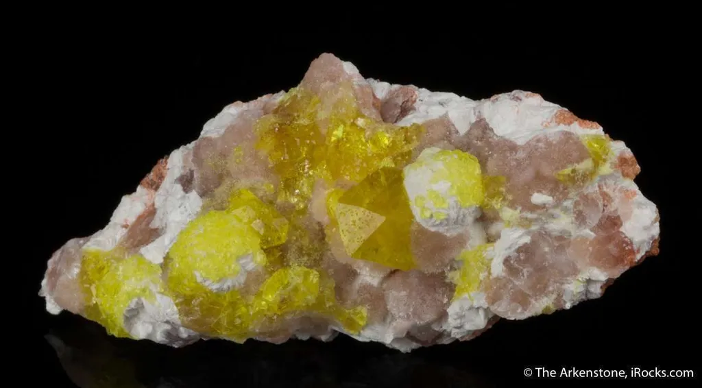 Jouravskite on Xonotlite with Bultfonteinite image