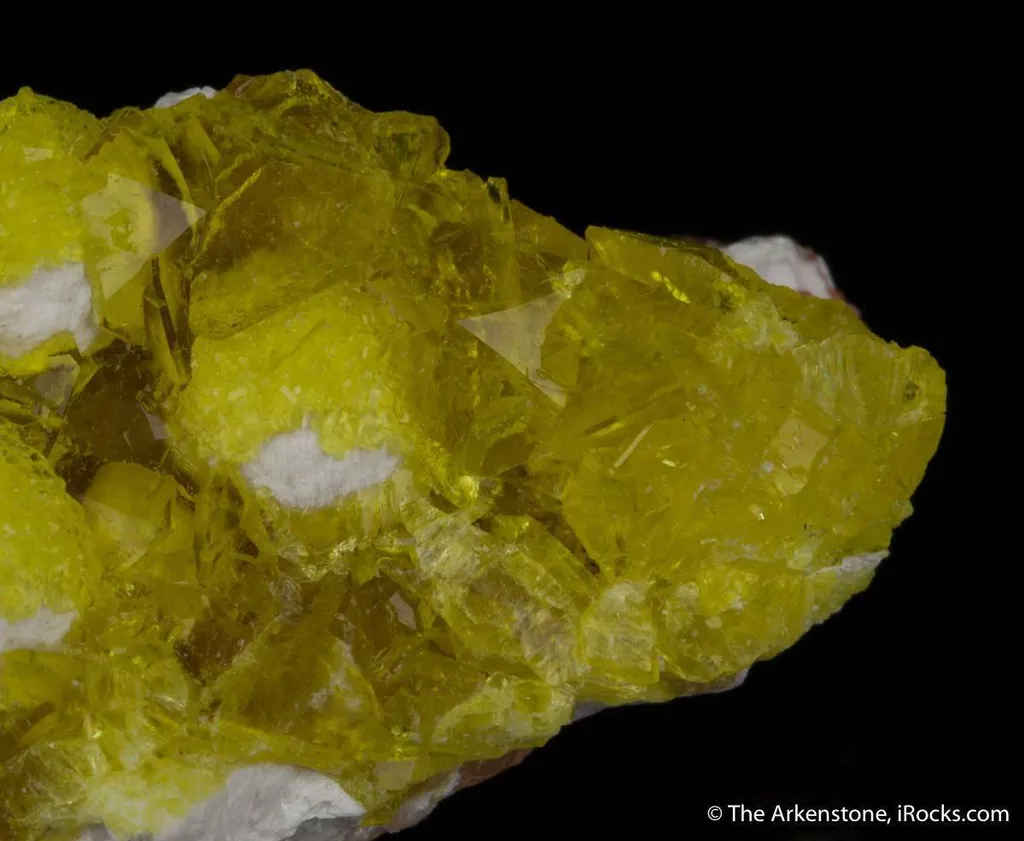 Jouravskite on Xonotlite with Bultfonteinite - image 3