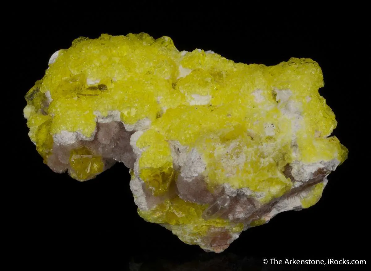 Jouravskite on Xonotlite with Bultfonteinite - image 3