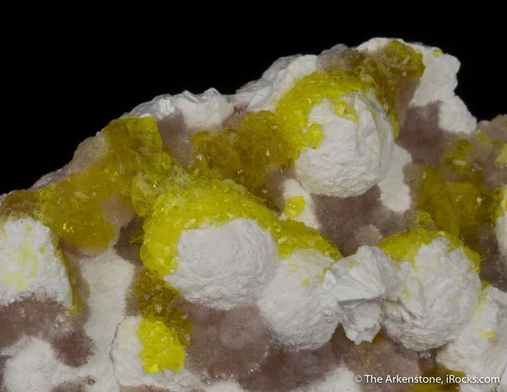 Jouravskite on Xonotlite with Bultfonteinite image
