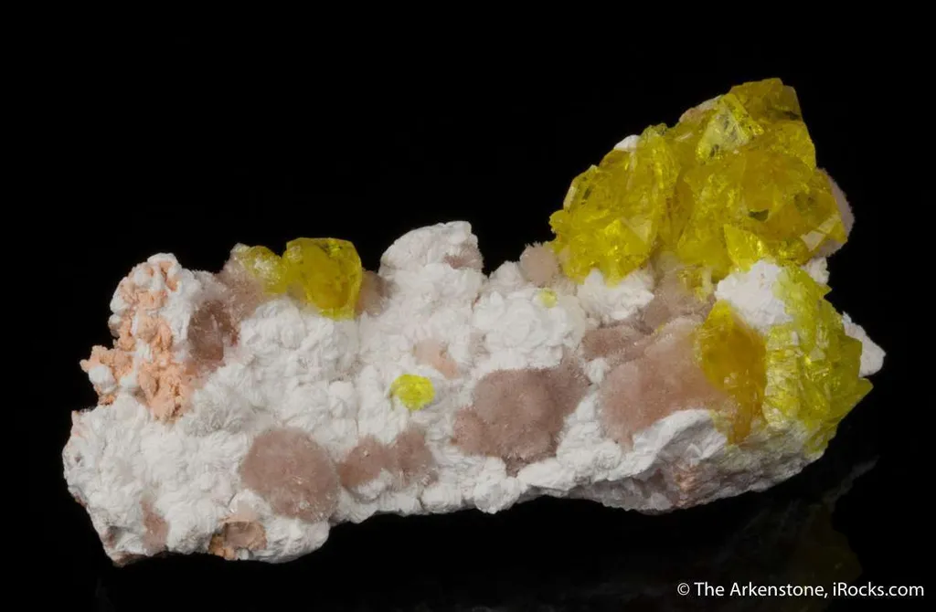 Jouravskite on Xonotlite with Bultfonteinite - image 4