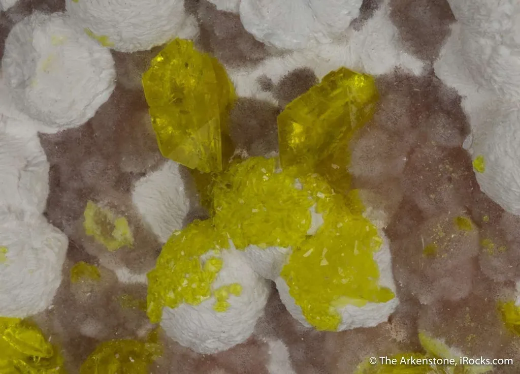 Jouravskite on Xonotlite with Bultfonteinite - image 5