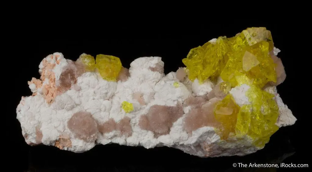 Jouravskite on Xonotlite with Bultfonteinite - image 2