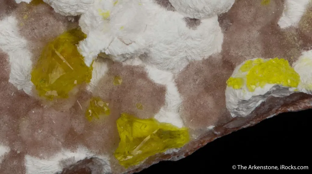 Jouravskite on Xonotlite with Bultfonteinite - image 7