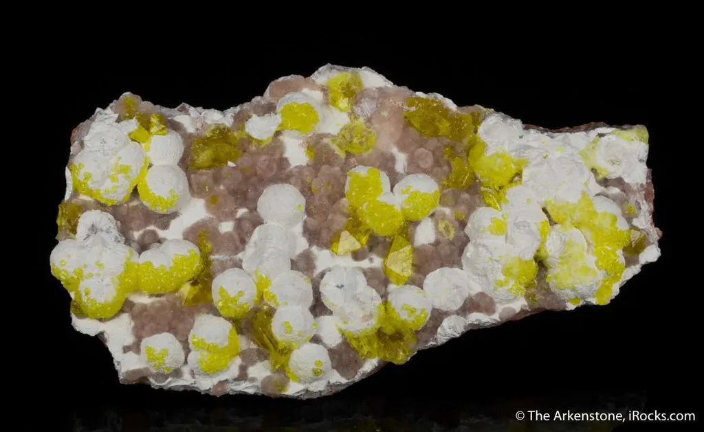 Jouravskite on Xonotlite with Bultfonteinite - image 3