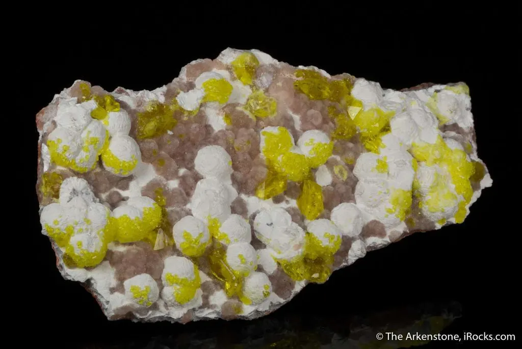 Jouravskite on Xonotlite with Bultfonteinite - image 4