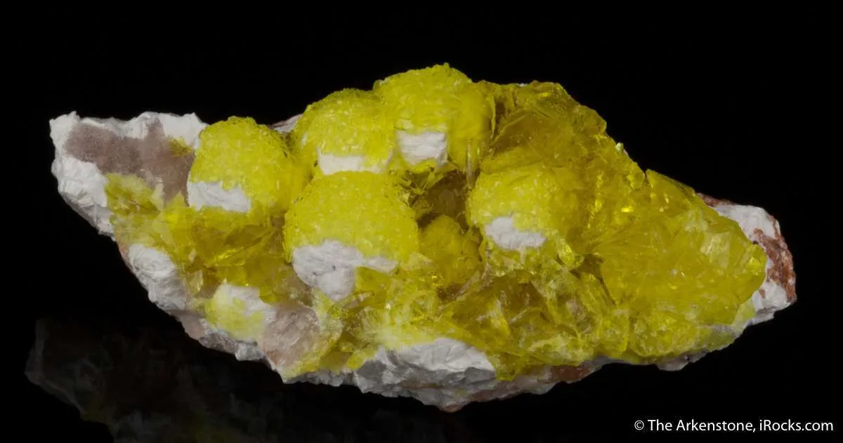 Jouravskite on Xonotlite with Bultfonteinite - image 2