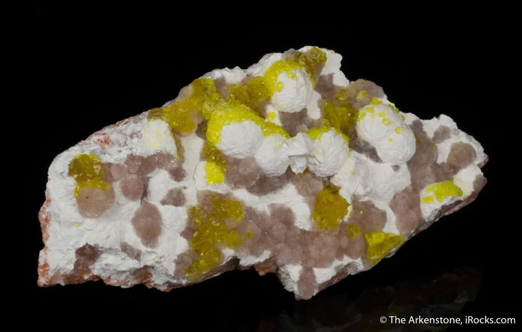 Jouravskite on Xonotlite with Bultfonteinite - image 5