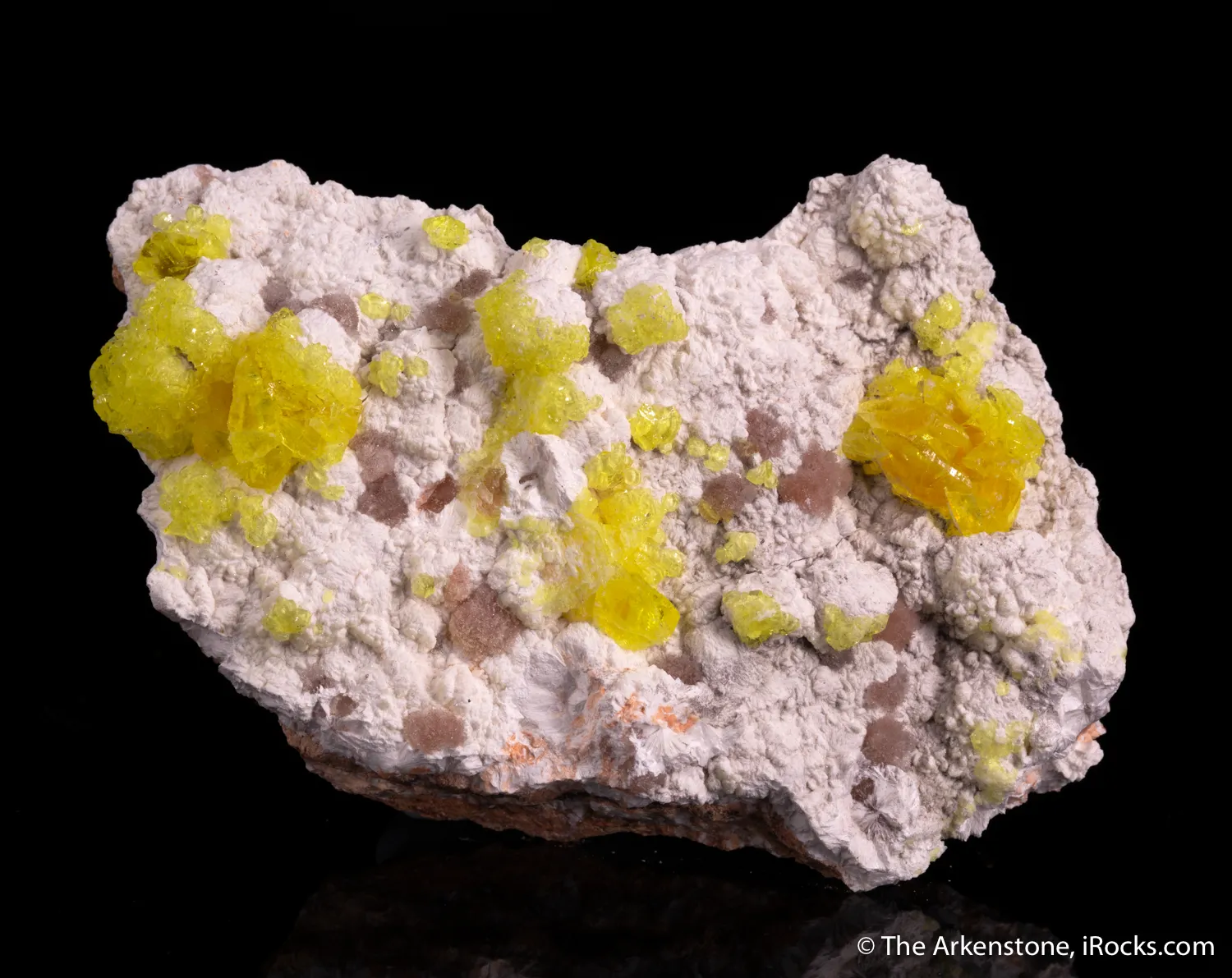 Jouravskite with Xonotlite on Oyelite - image 1