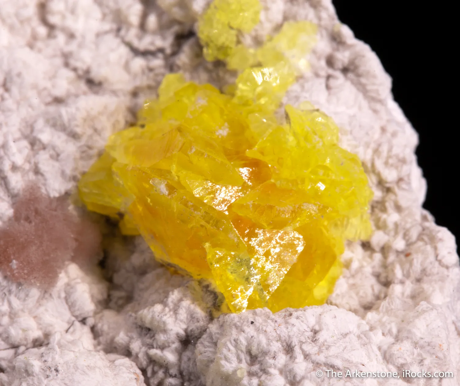 Jouravskite with Xonotlite on Oyelite - image 4