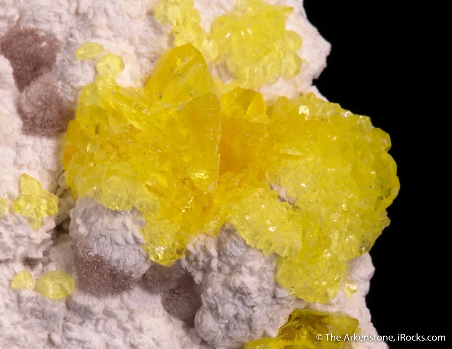 Jouravskite with Xonotlite on Oyelite - image 5