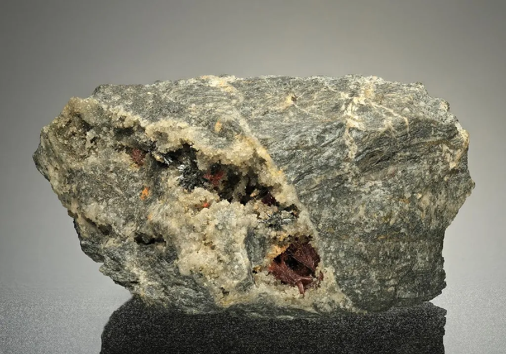 Kermesite with Stibnite and PÄÄKKÖNENITE (?) image