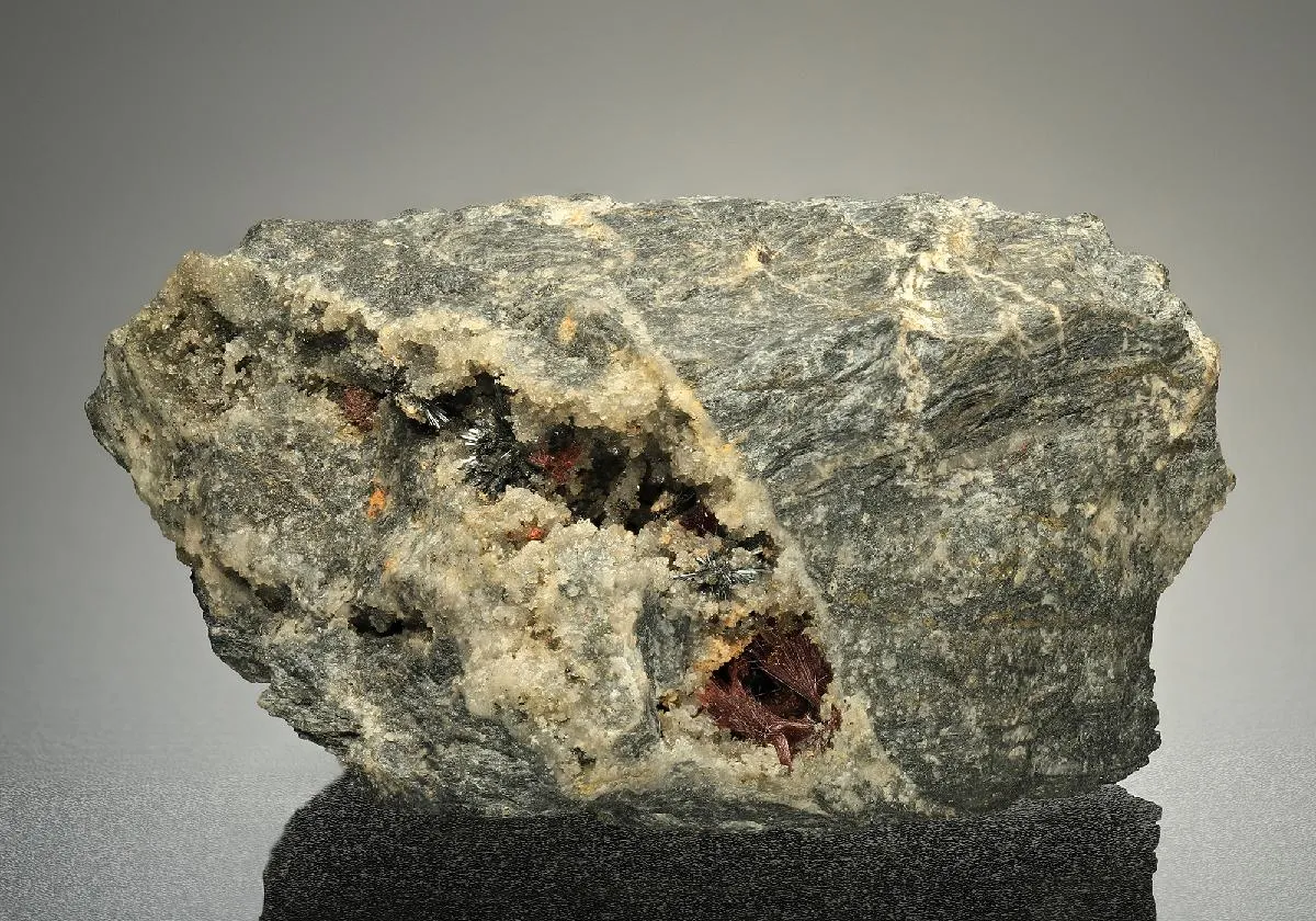 Kermesite with Stibnite and PÄÄKKÖNENITE (?) - image 1