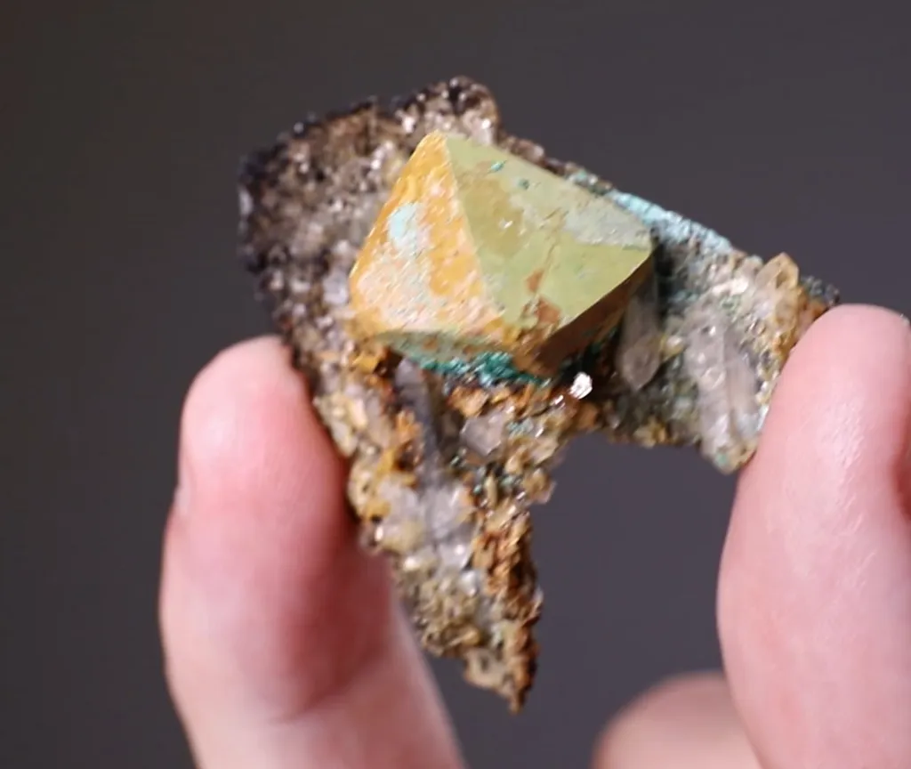 Kësterite with MUSHISTONITE and Malachite - image 2