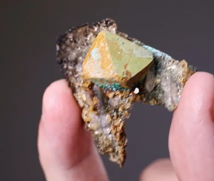 Kësterite with MUSHISTONITE and Malachite