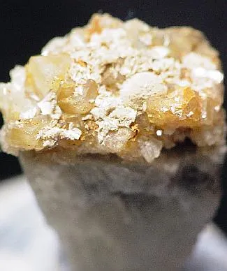 Kosnarite, Albite image