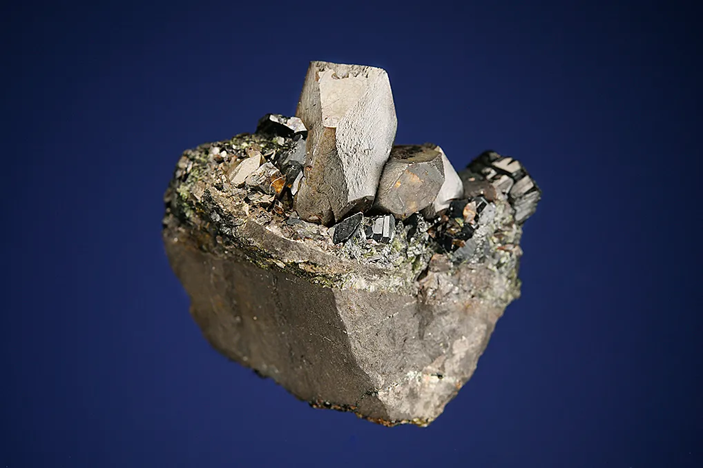 Kulanite on Siderite - image 3