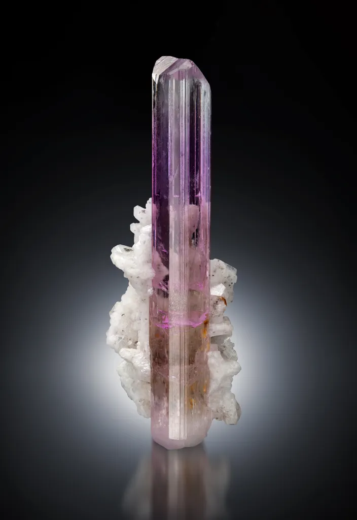 Kunzite from Afghanistan, Kunar, Dara-e-Pech District, Dara-e-Pech pegmatite field image
