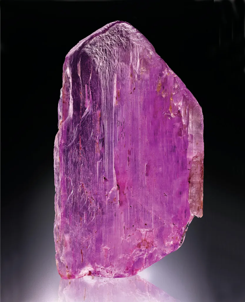 Kunzite Spodumene image