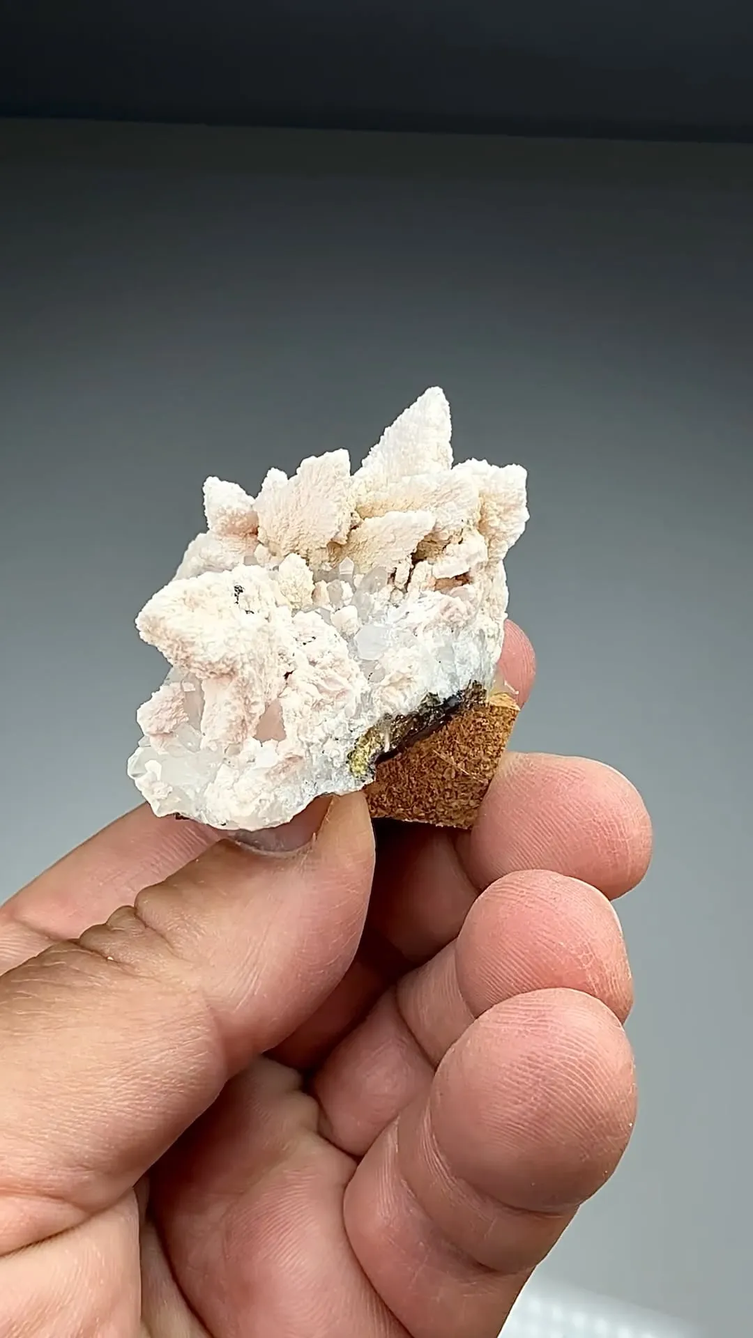 Kutnohorite with Dolomite after Calcite, Quartz (734) - image 2