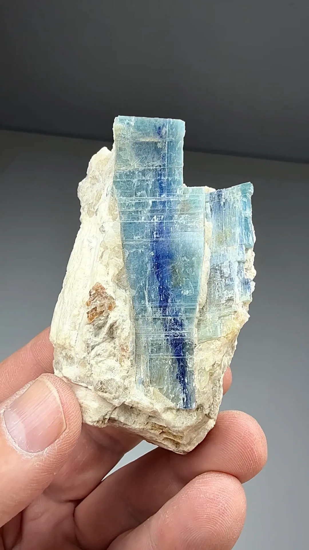 Kyanite (1039) - image 2