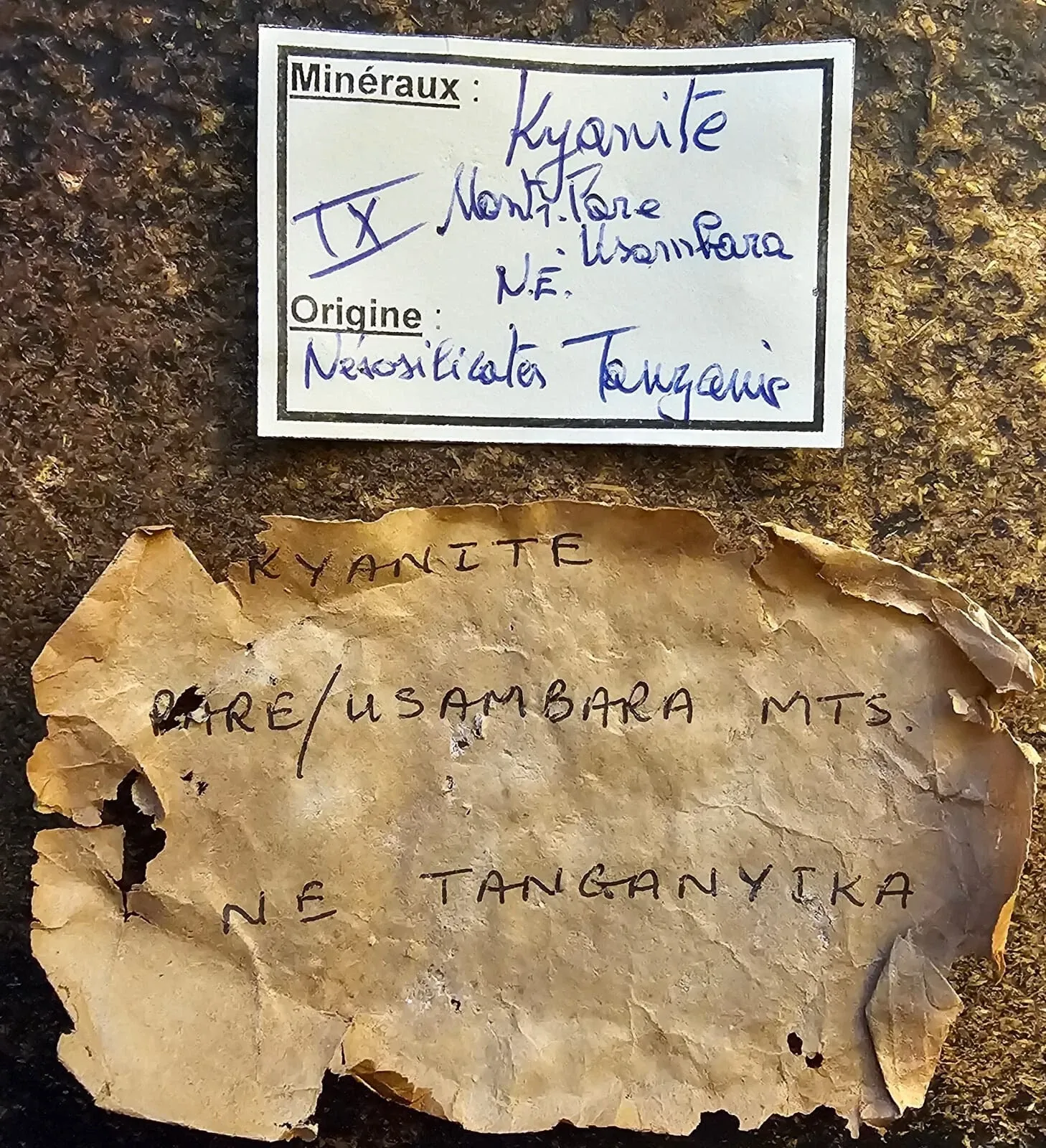 Kyanite 215 grams - Usambara mts, Lushoto District, Tanga Region, Tanzania - image 5