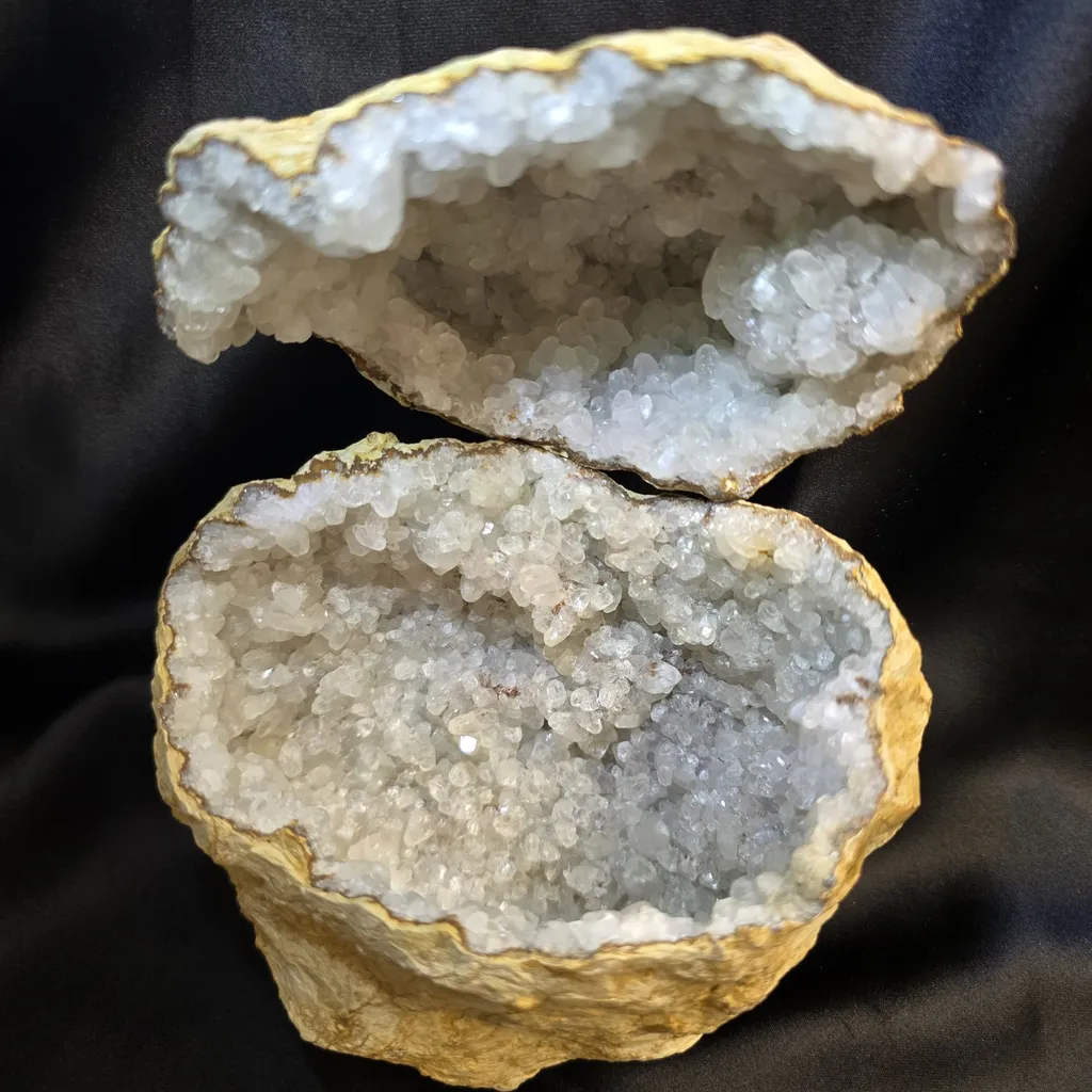 Large Calcite Geode – 887 g – Natural Crystal Formation - image 2