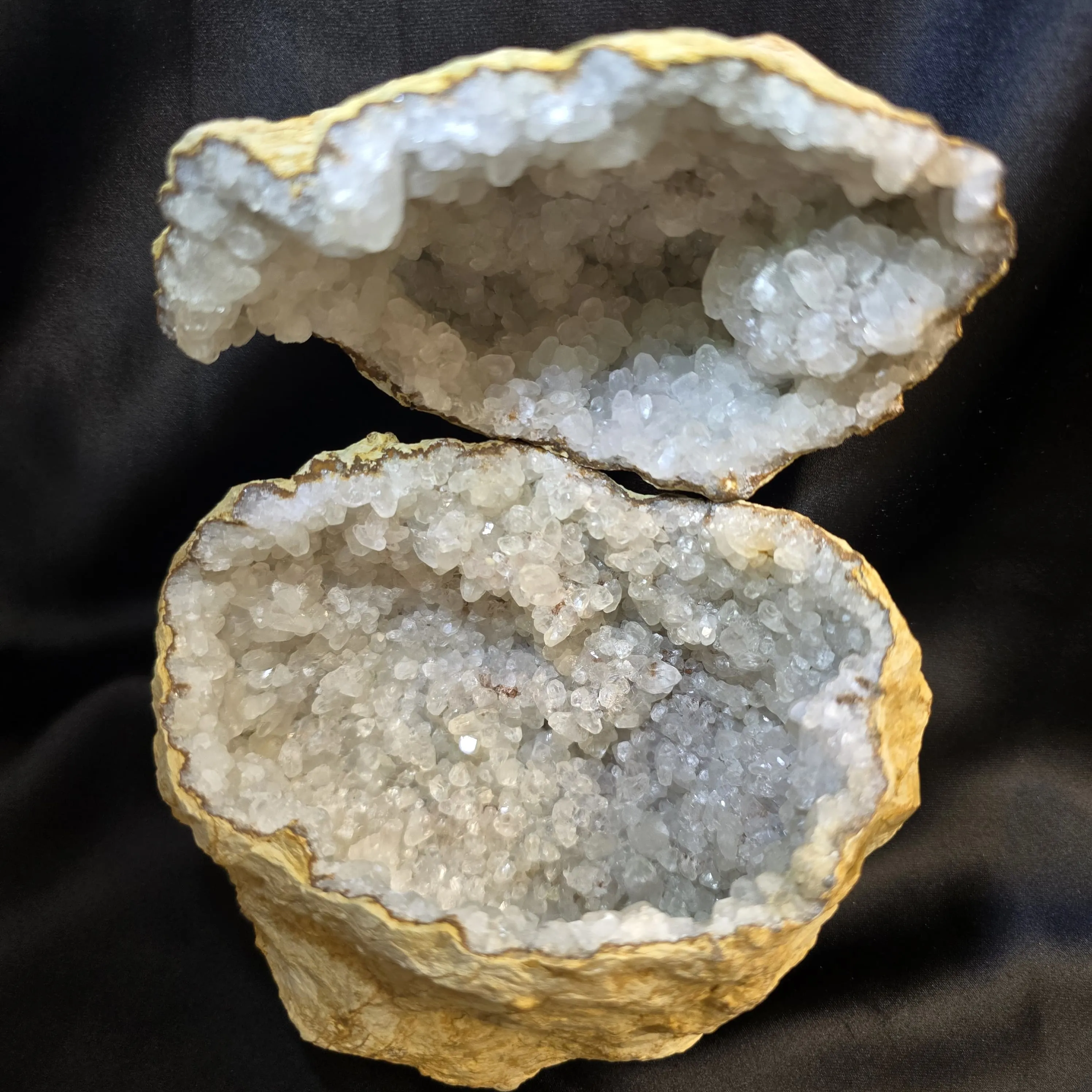 Large Calcite Geode – 887 g – Natural Crystal Formation - image 2