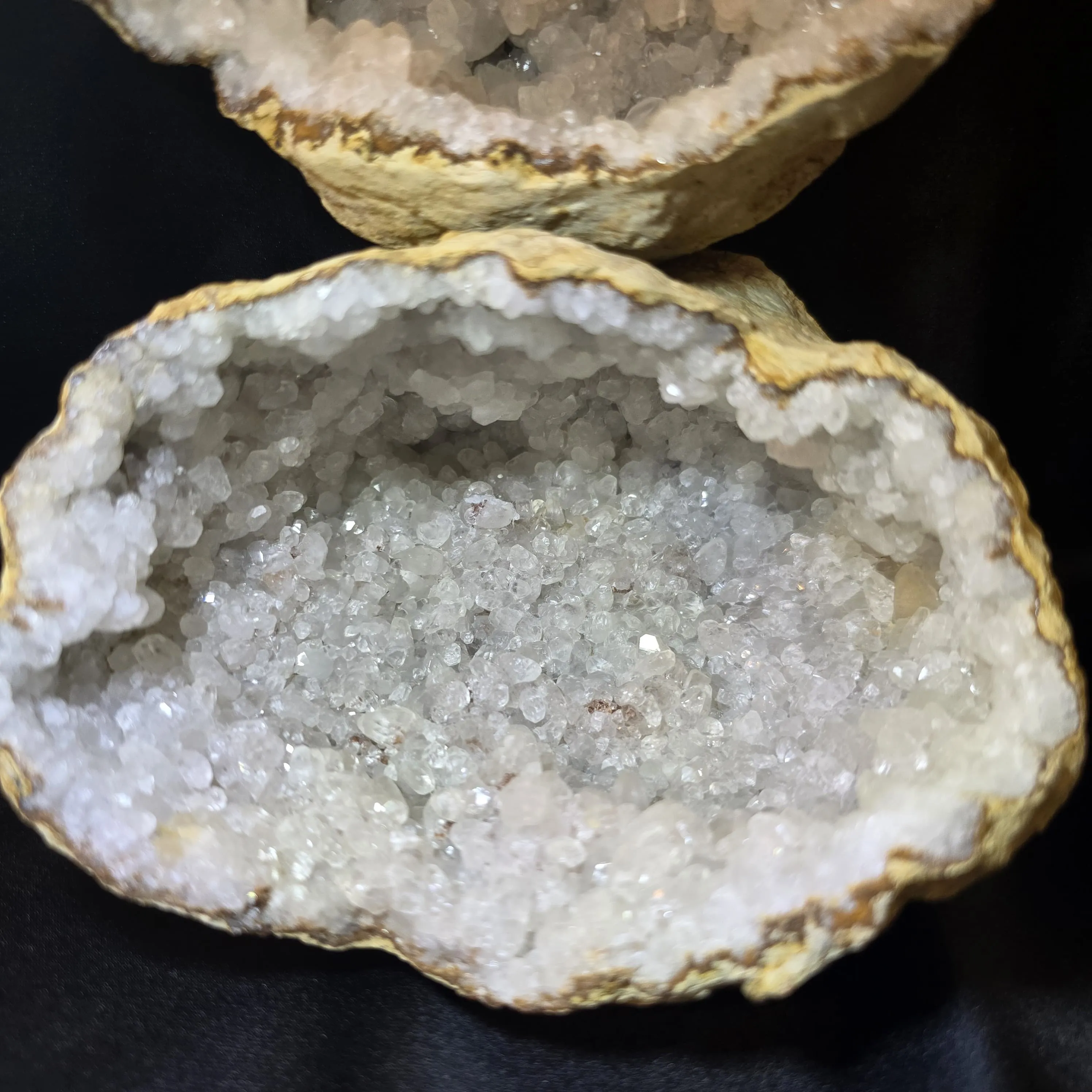 Large Calcite Geode – 887 g – Natural Crystal Formation - image 7